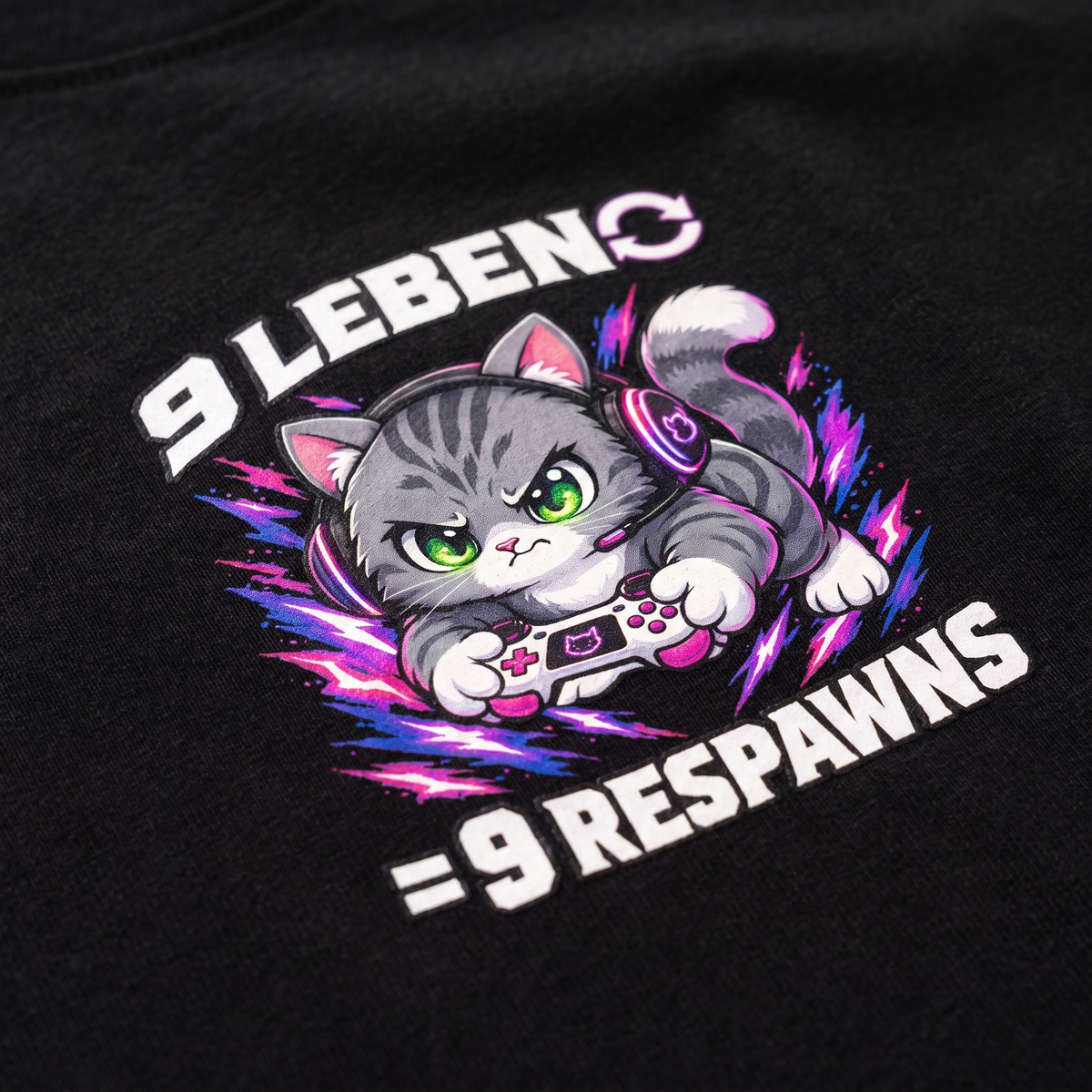 9 Leben, 9 Respawns Gamer Katze T-Shirt - Nahaufnahme Stoff- und Druckdetail