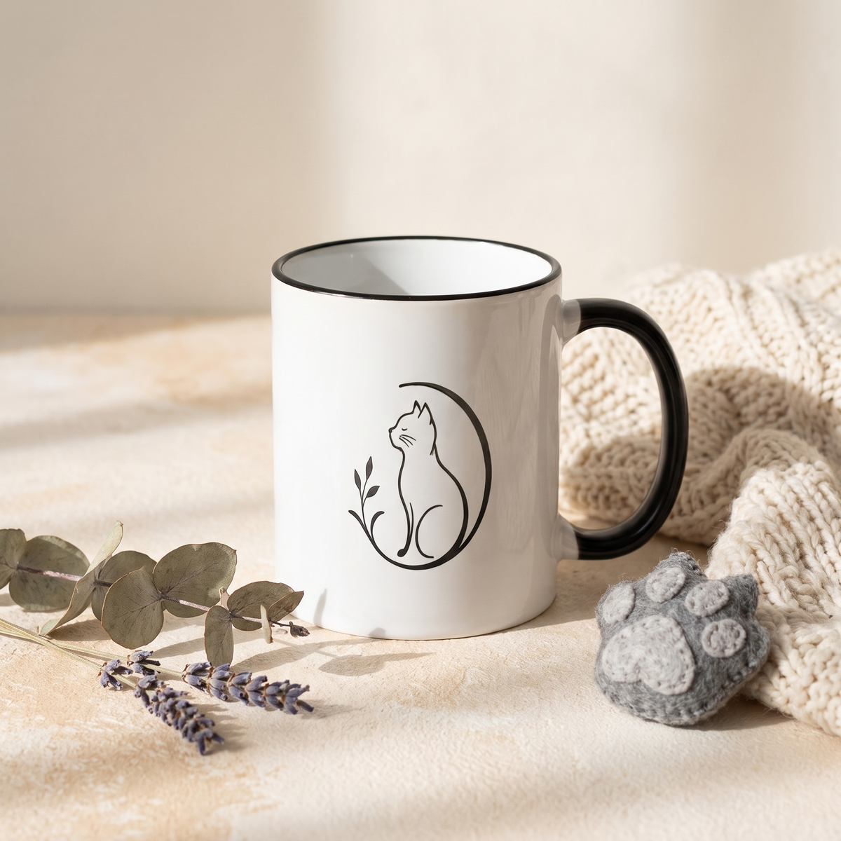 Mr.Fluffel Zaubertasse gemütlich in Lifestyle-Szene mit Decke und Blumen