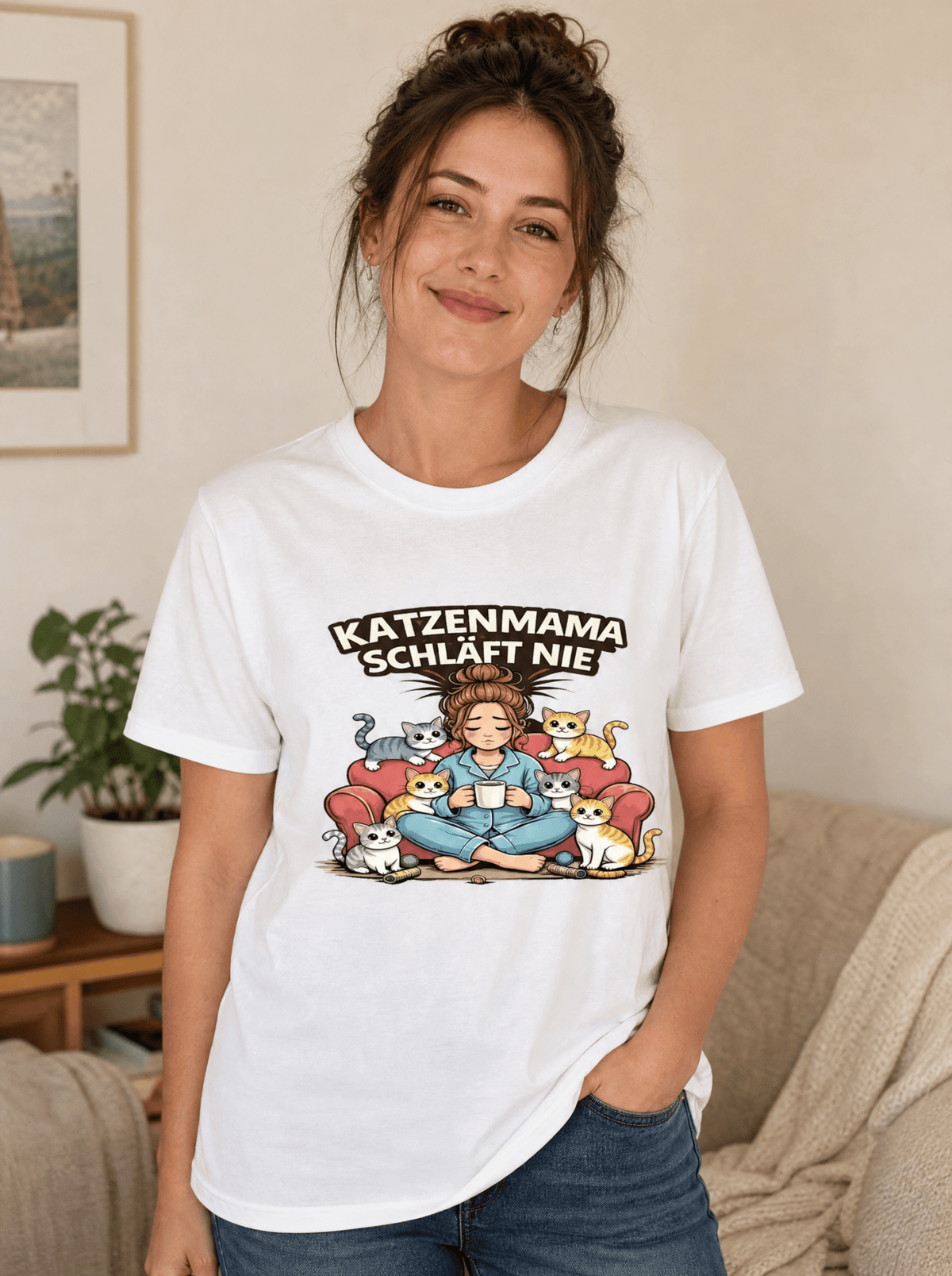 Katzenmama schläft nie Bio-Shirt – Nachhaltiges Bio-T-Shirt für Katzenmamas von Mr.Fluffel